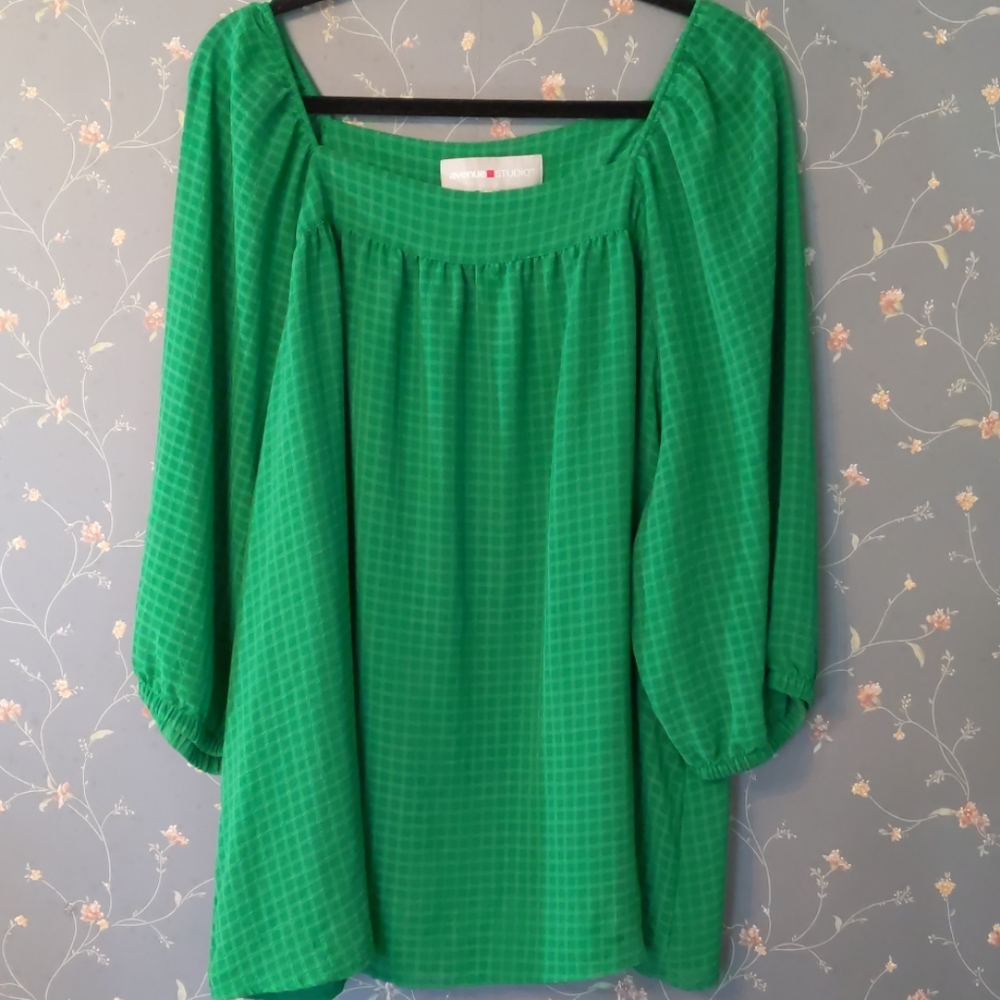 Avenue size 26/28 Green Top flowy square neckline